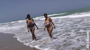 Virgencita und Cristina on the Beach